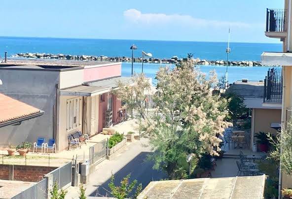 negozio in vendita a Bellaria-Igea Marina in zona Igea Marina