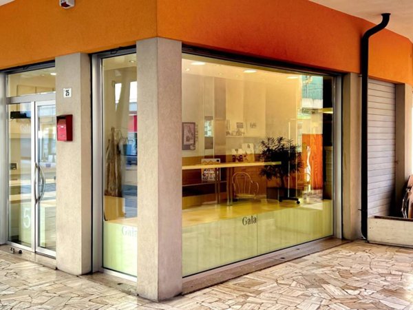 negozio in vendita a Bellaria-Igea Marina in zona Bellaria