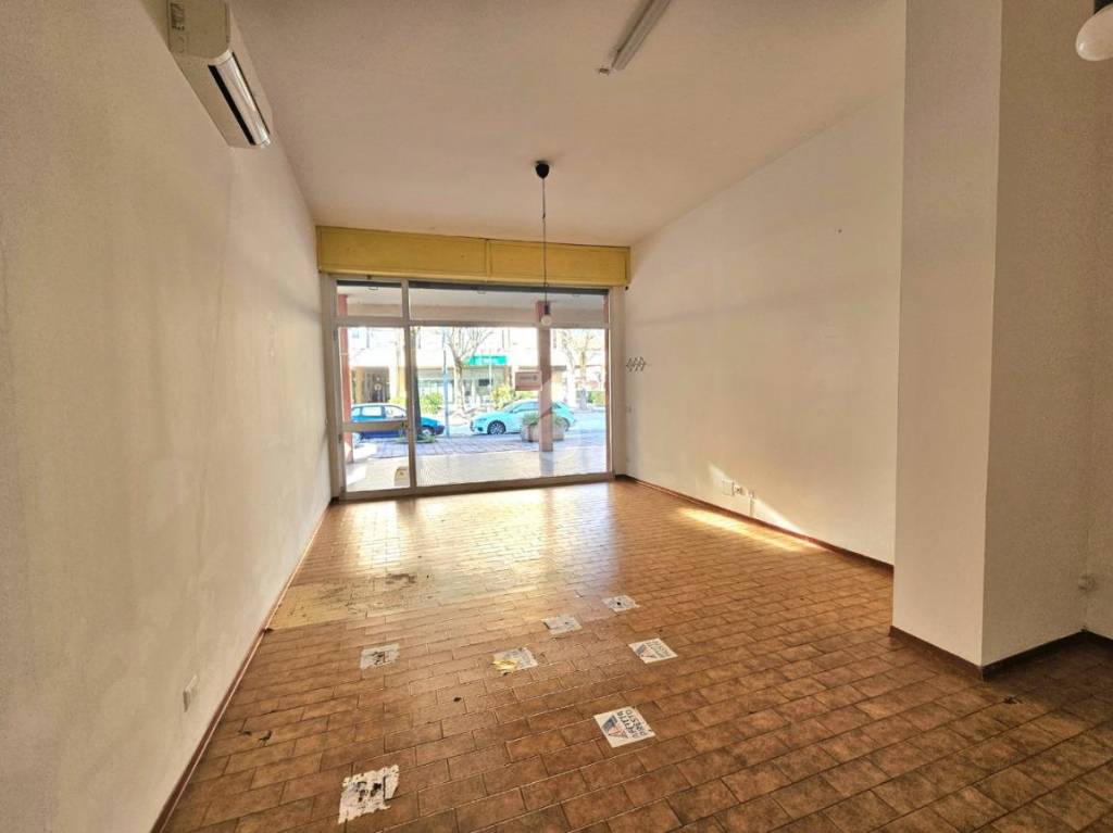 negozio in vendita a Bellaria-Igea Marina in zona Igea Marina