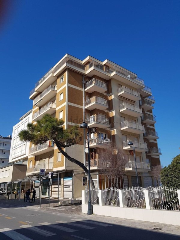 negozio in vendita a Bellaria-Igea Marina in zona Igea Marina
