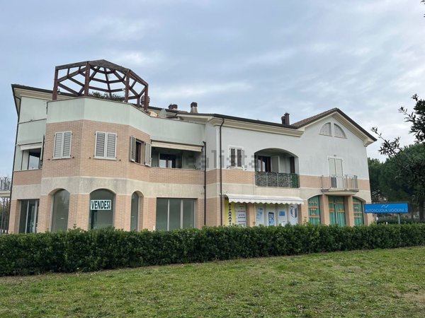 negozio in vendita a Bellaria-Igea Marina in zona Igea Marina