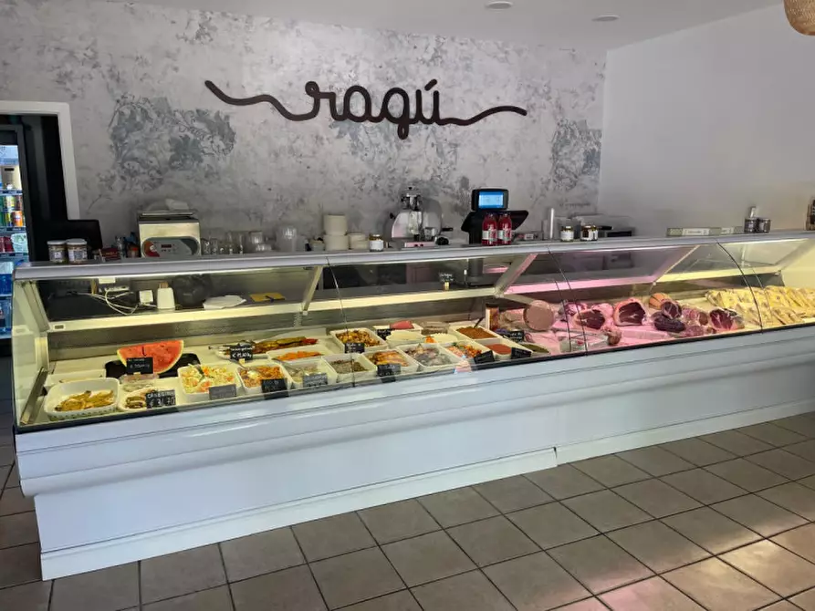 negozio in vendita a Bellaria-Igea Marina in zona Igea Marina