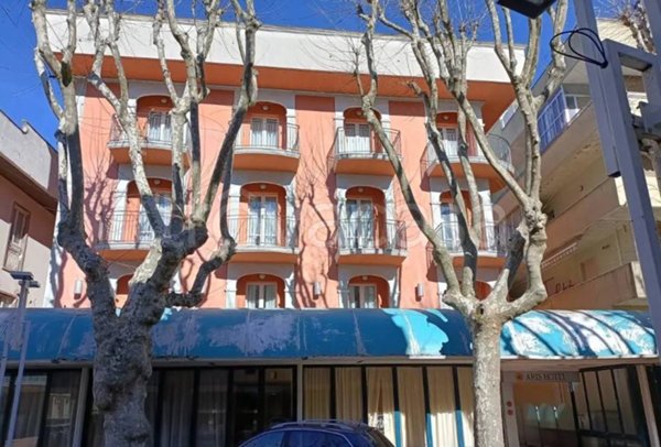 negozio in vendita a Bellaria-Igea Marina in zona Igea Marina