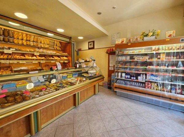 negozio in vendita a Bellaria-Igea Marina in zona Igea Marina