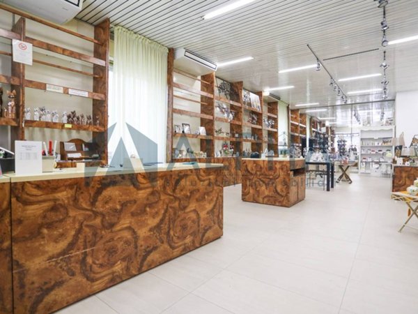 negozio in vendita a Bellaria-Igea Marina in zona Bellaria