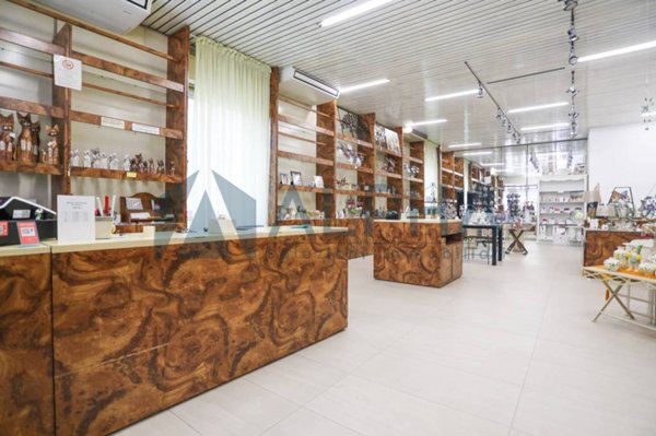 negozio in vendita a Bellaria-Igea Marina in zona Bellaria