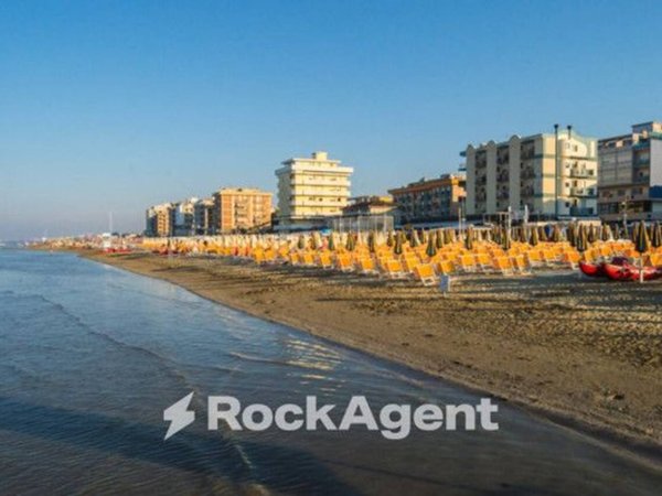 negozio in vendita a Bellaria-Igea Marina in zona Igea Marina