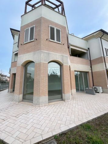 negozio in vendita a Bellaria-Igea Marina in zona Igea Marina