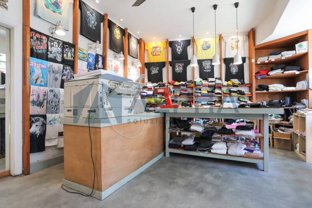 negozio in vendita a Bellaria-Igea Marina in zona Igea Marina