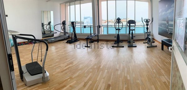 negozio in vendita a Bellaria-Igea Marina in zona Igea Marina