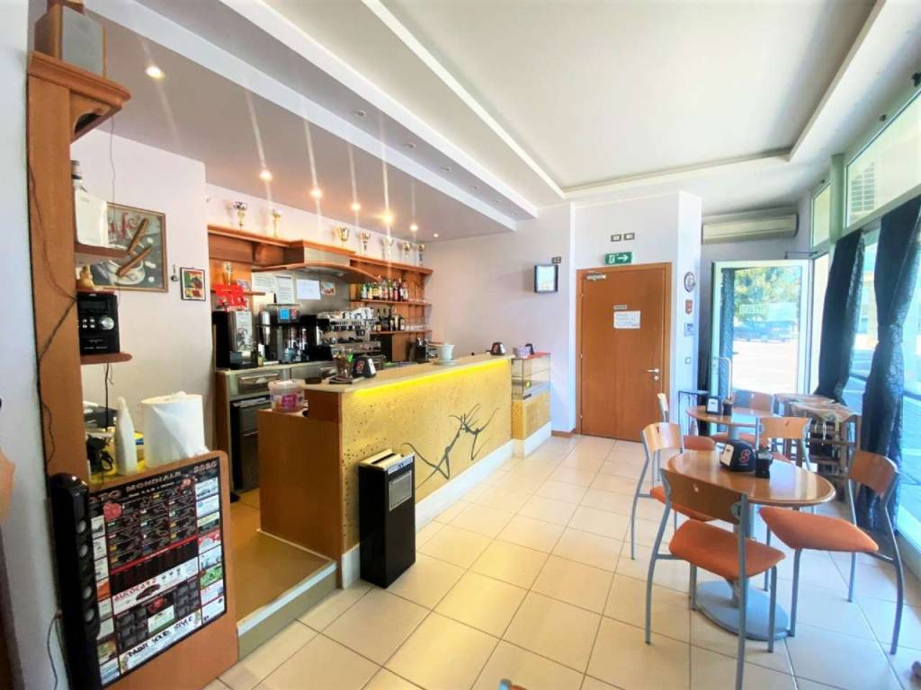 negozio in vendita a Bellaria-Igea Marina in zona Igea Marina