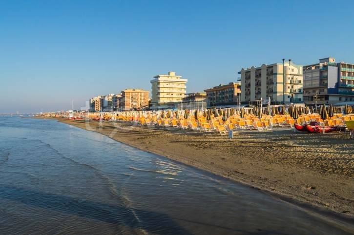 negozio in vendita a Bellaria-Igea Marina in zona Igea Marina