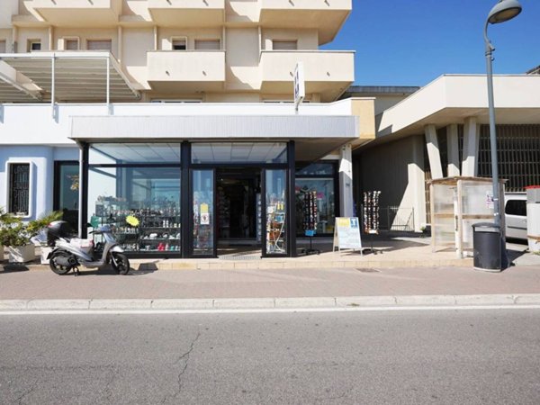 negozio in vendita a Bellaria-Igea Marina in zona Igea Marina