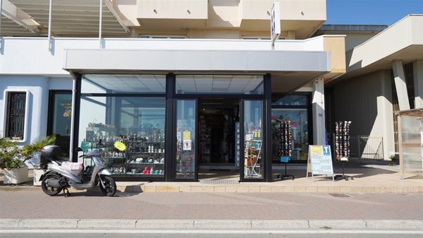 negozio in vendita a Bellaria-Igea Marina in zona Igea Marina