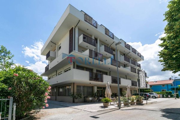 negozio in vendita a Bellaria-Igea Marina in zona Igea Marina