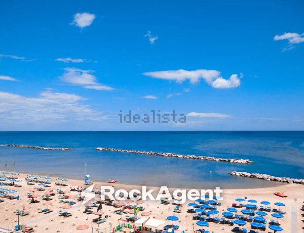 negozio in vendita a Bellaria-Igea Marina in zona Igea Marina
