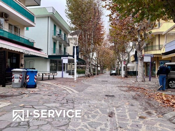 negozio in vendita a Bellaria-Igea Marina in zona Igea Marina