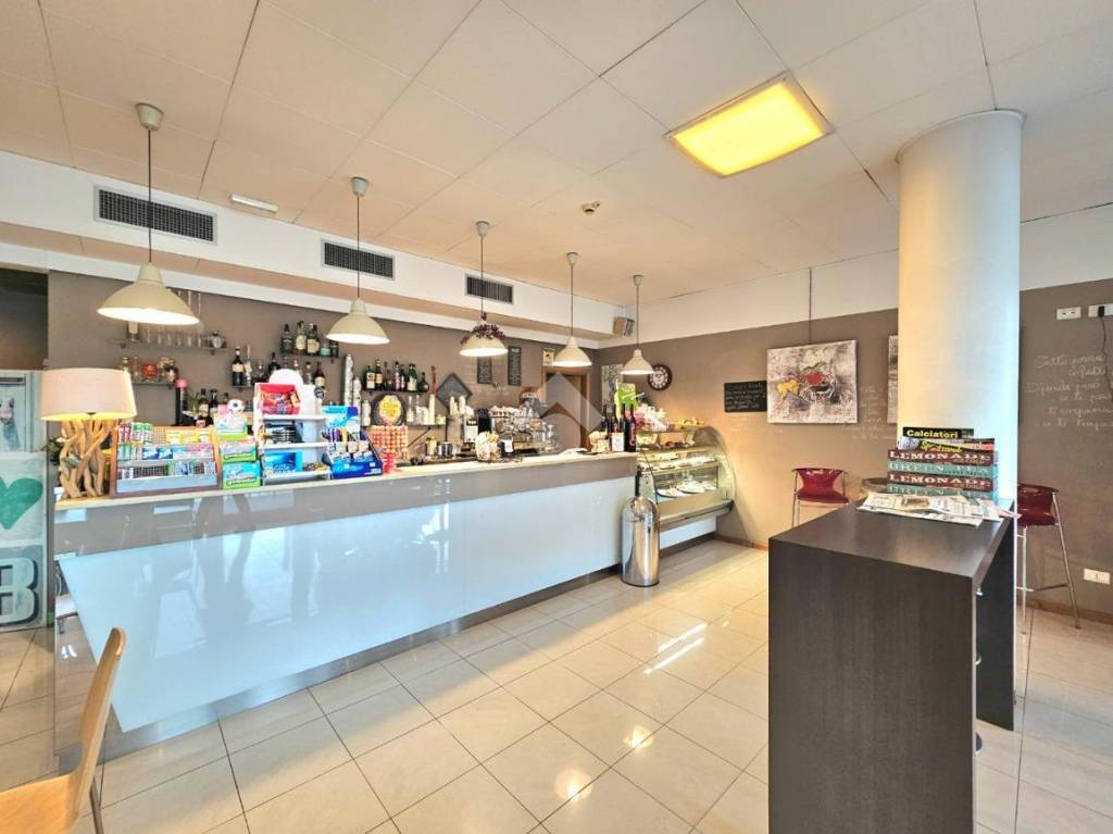 negozio in vendita a Bellaria-Igea Marina in zona Igea Marina