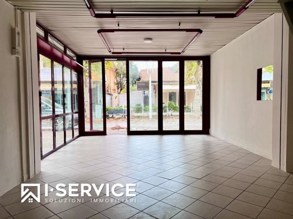 locale commerciale in vendita a Bellaria-Igea Marina in zona Igea Marina