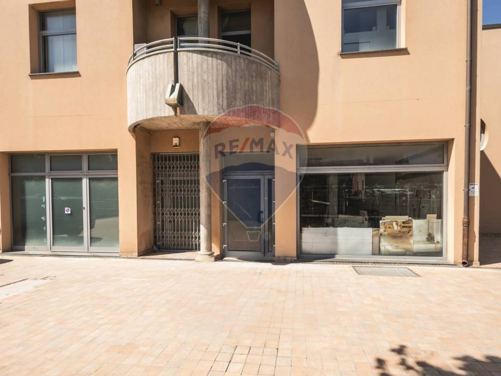 negozio in vendita a Cattolica