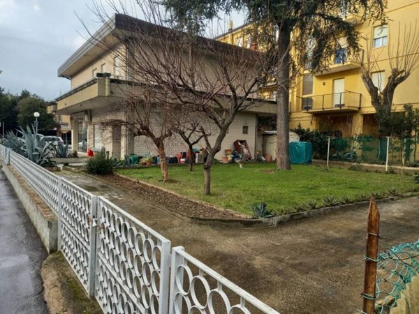 casa indipendente in vendita a Cattolica