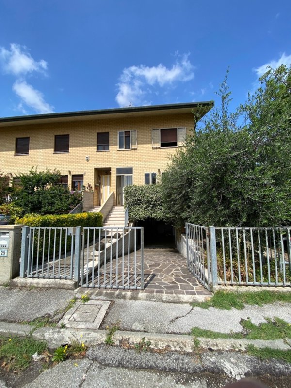casa indipendente in vendita a Coriano in zona Ospedaletto