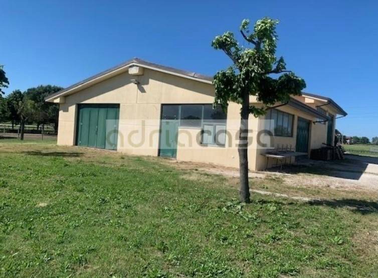 locale commerciale in vendita a Coriano in zona Sant'Andrea in Besanigo