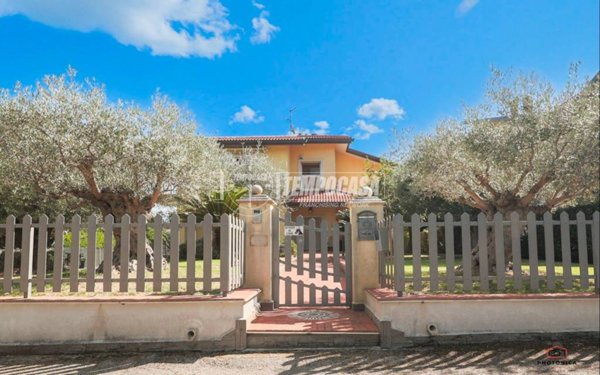 casa indipendente in vendita a Coriano in zona Sant'Andrea in Besanigo