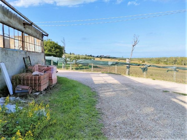 locale di sgombero in vendita a Coriano
