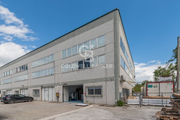 locale commerciale in vendita a Coriano in zona Sant'Andrea in Besanigo