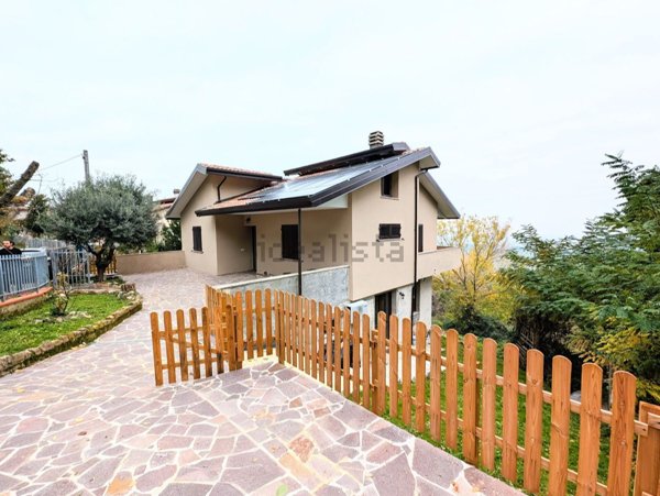 casa indipendente in vendita a Gemmano