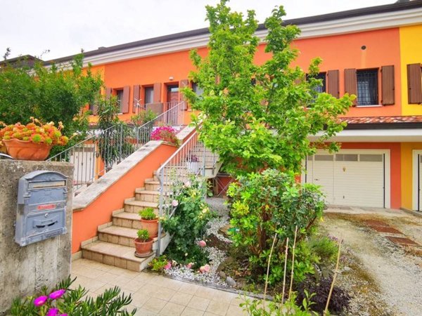 casa indipendente in vendita a Gemmano in zona Villa.
