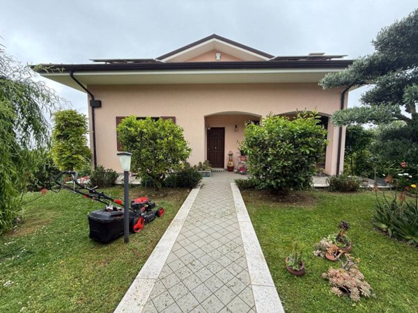 casa indipendente in vendita a Gemmano in zona Villa.