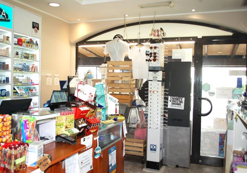 negozio in vendita a Misano Adriatico in zona Santa Monica