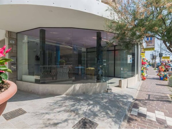 negozio in vendita a Misano Adriatico in zona Misano Brasile