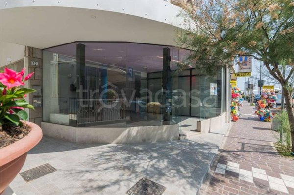 negozio in vendita a Misano Adriatico in zona Misano Brasile