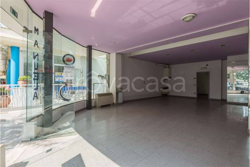 negozio in vendita a Misano Adriatico in zona Misano Brasile