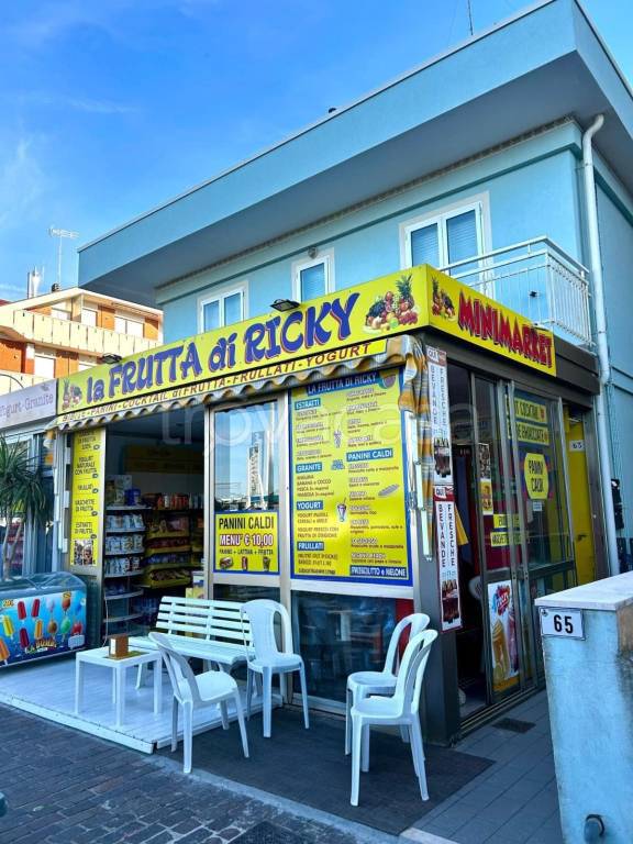 negozio in vendita a Misano Adriatico in zona Misano Brasile