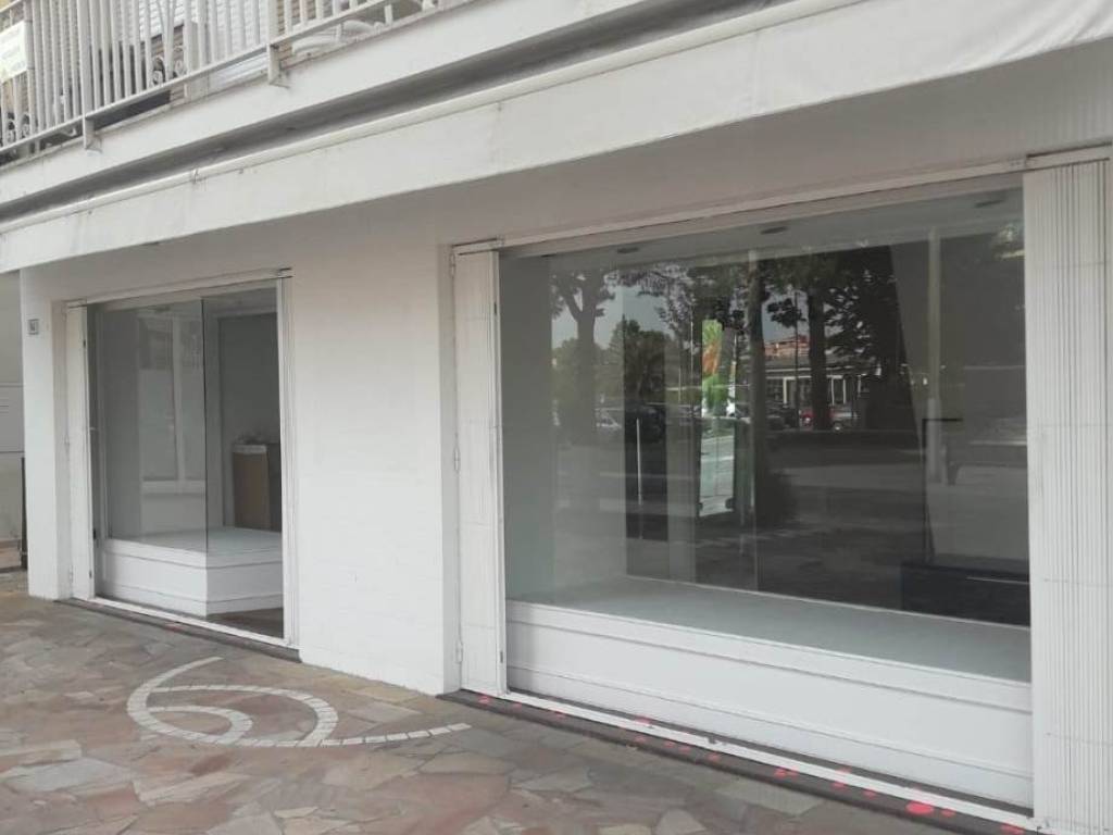 negozio in vendita a Misano Adriatico in zona Misano Brasile