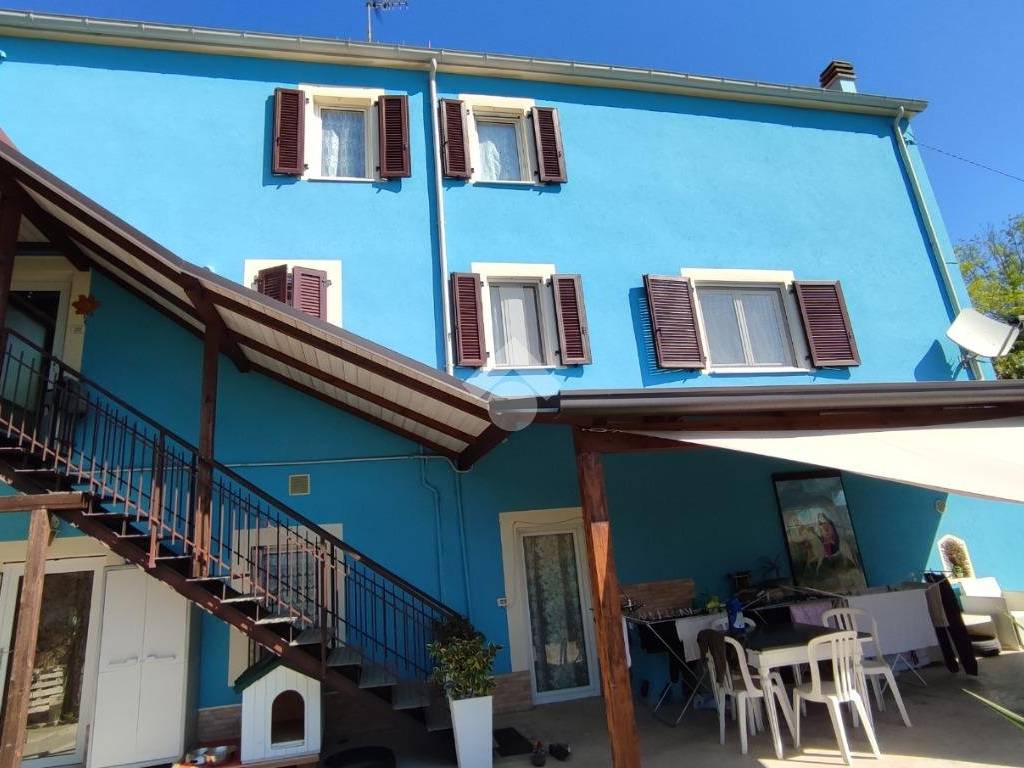 esavano in vendita a Montefiore Conca