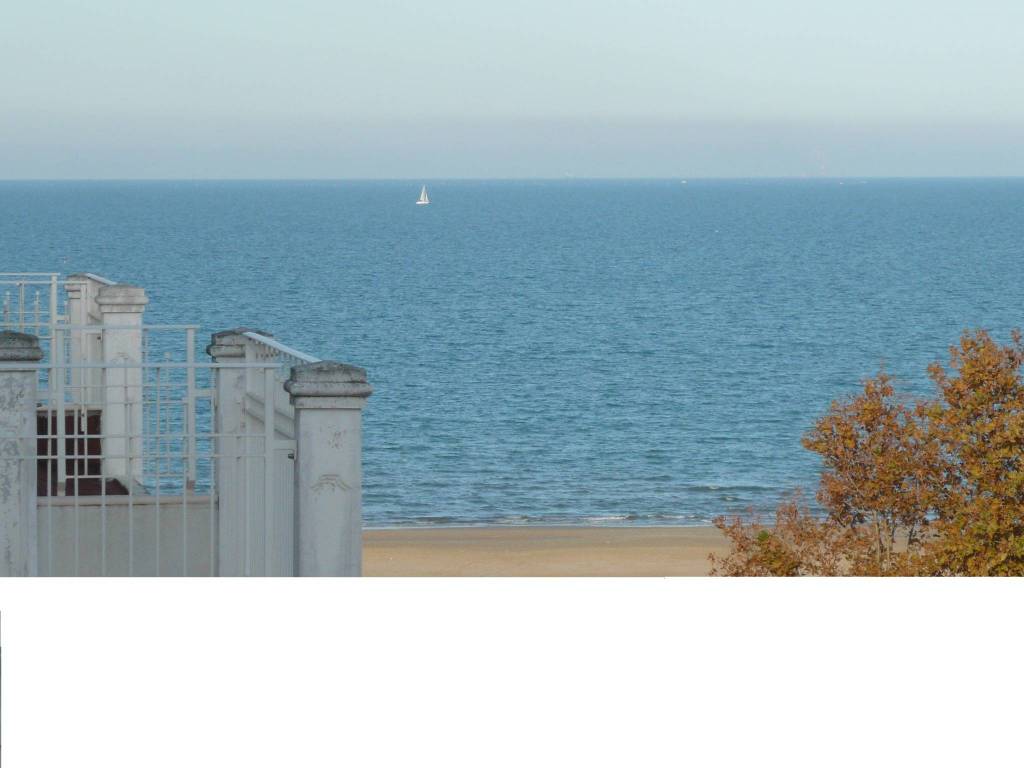 intera palazzina in vendita a Riccione in zona Alba