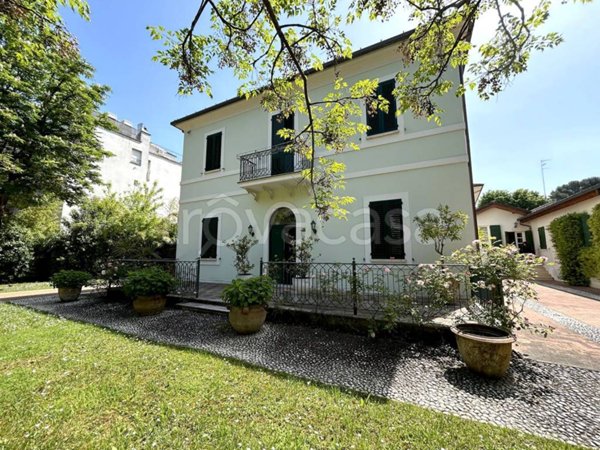 casa indipendente in vendita a Riccione