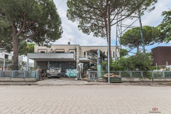 locale commerciale in vendita a Riccione