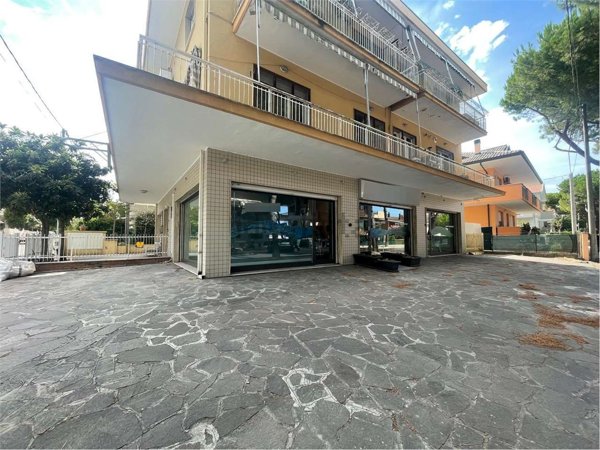 locale commerciale in vendita a Riccione