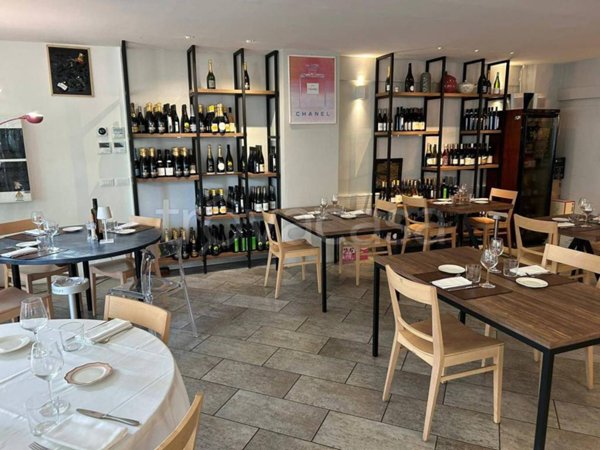 locale commerciale in vendita a Riccione in zona Alba