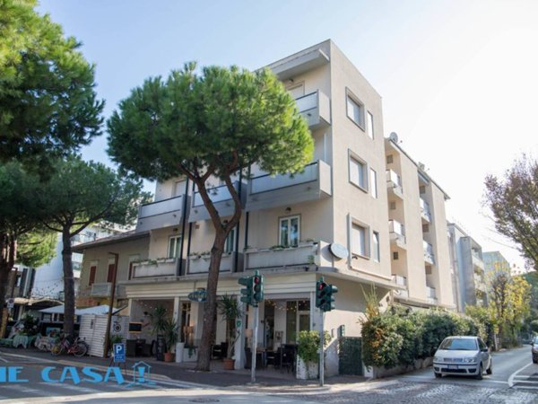 intera palazzina in vendita a Riccione in zona Alba