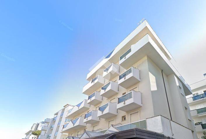 negozio in vendita a Riccione in zona Alba