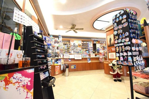 negozio in vendita a Riccione in zona Alba