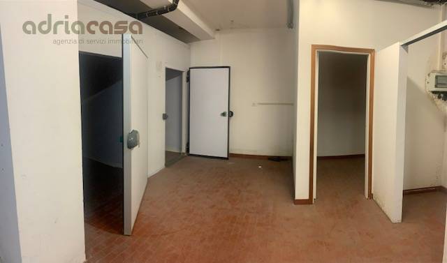 locale commerciale in vendita a Riccione in zona Alba