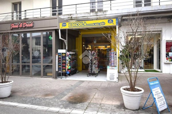 negozio in vendita a Riccione in zona Alba